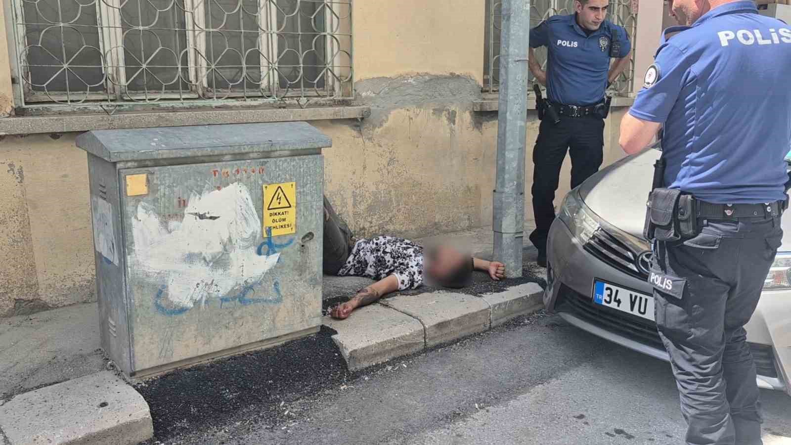 sokak-ortasinda-elinde-tabancayla-hareketsiz-yatan-genc-panige-neden-oldu