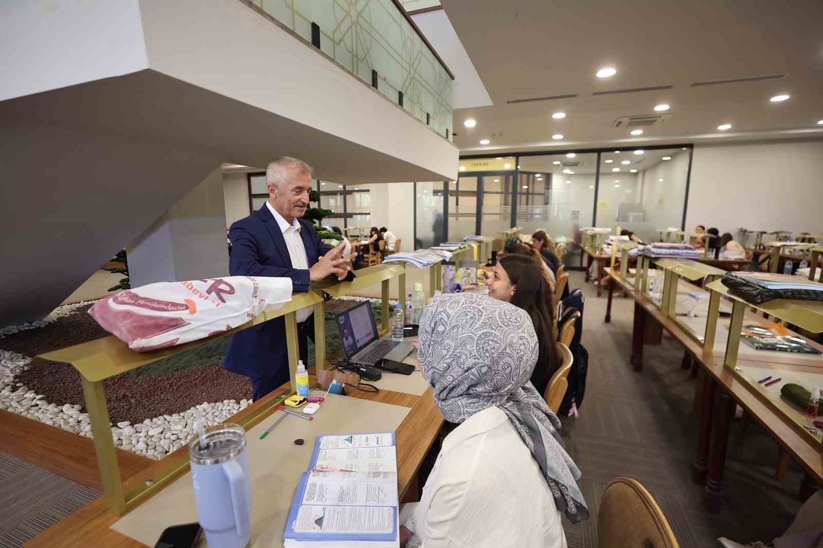 tahmazoglu-genclerimizin-her-adiminda-yanlarindayiz