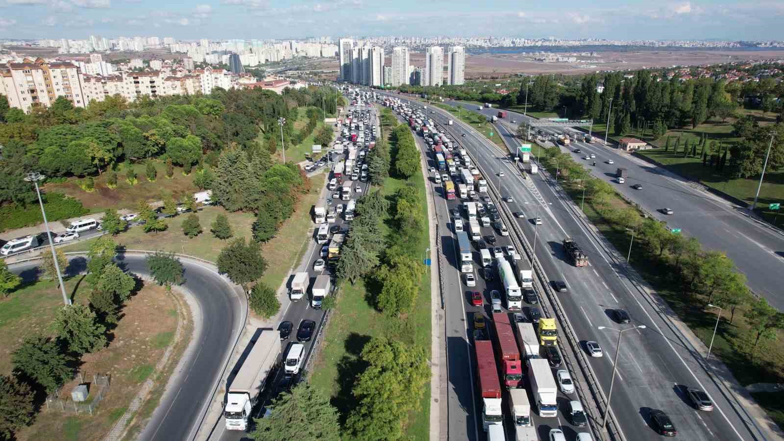 tem-otoyolu-nda-seyir-halindeki-tir-alev-alev-yandi