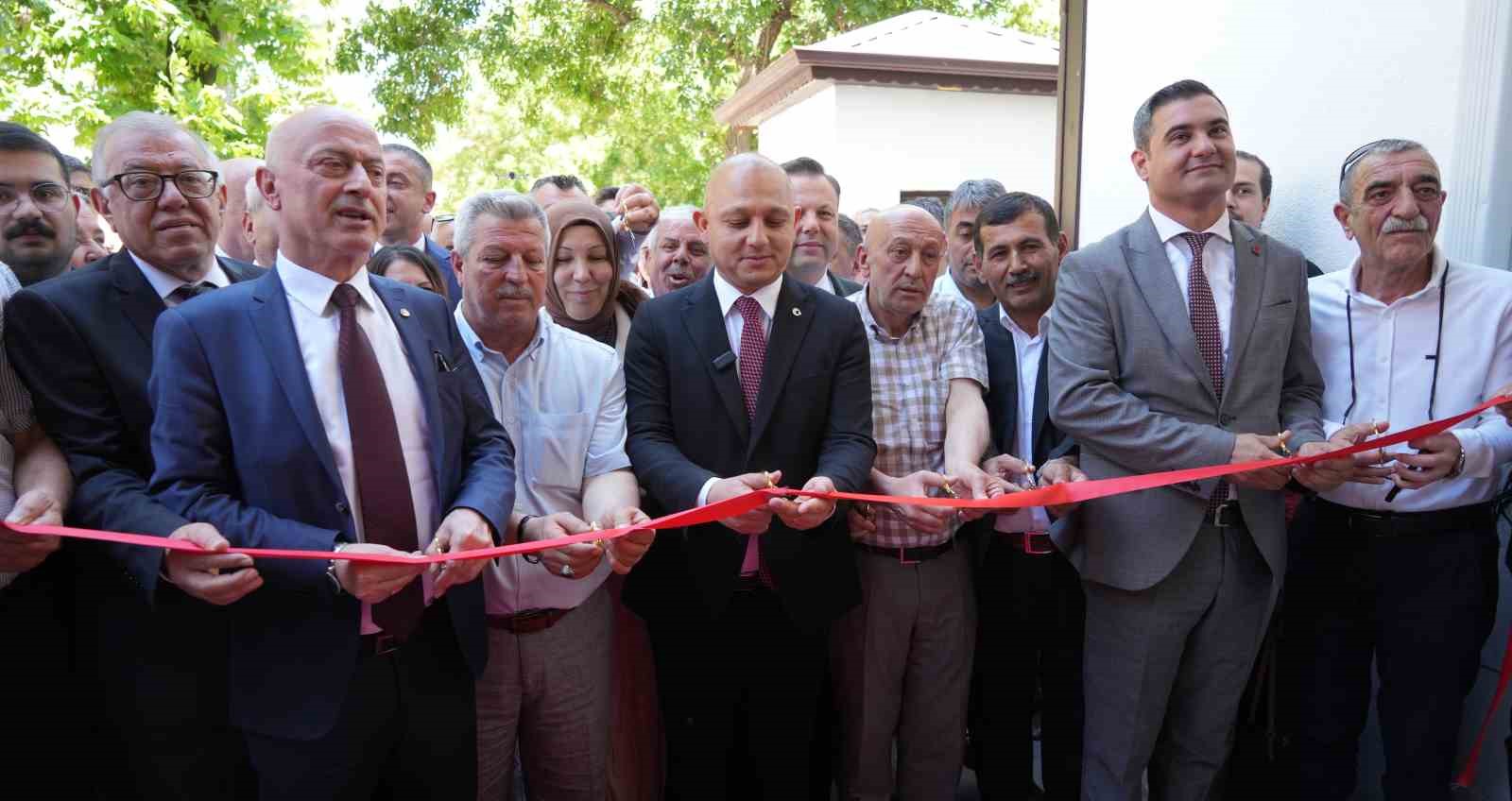 belediye-baskani-makam-odasinin-da-yer-aldigi-binayi-sosyal-tesise-donusturdu