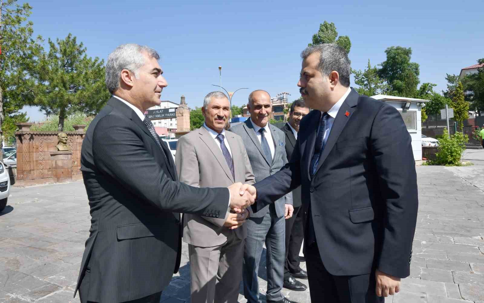 ahlat-kaymakami-ozgur-kaya-gorevine-basladi