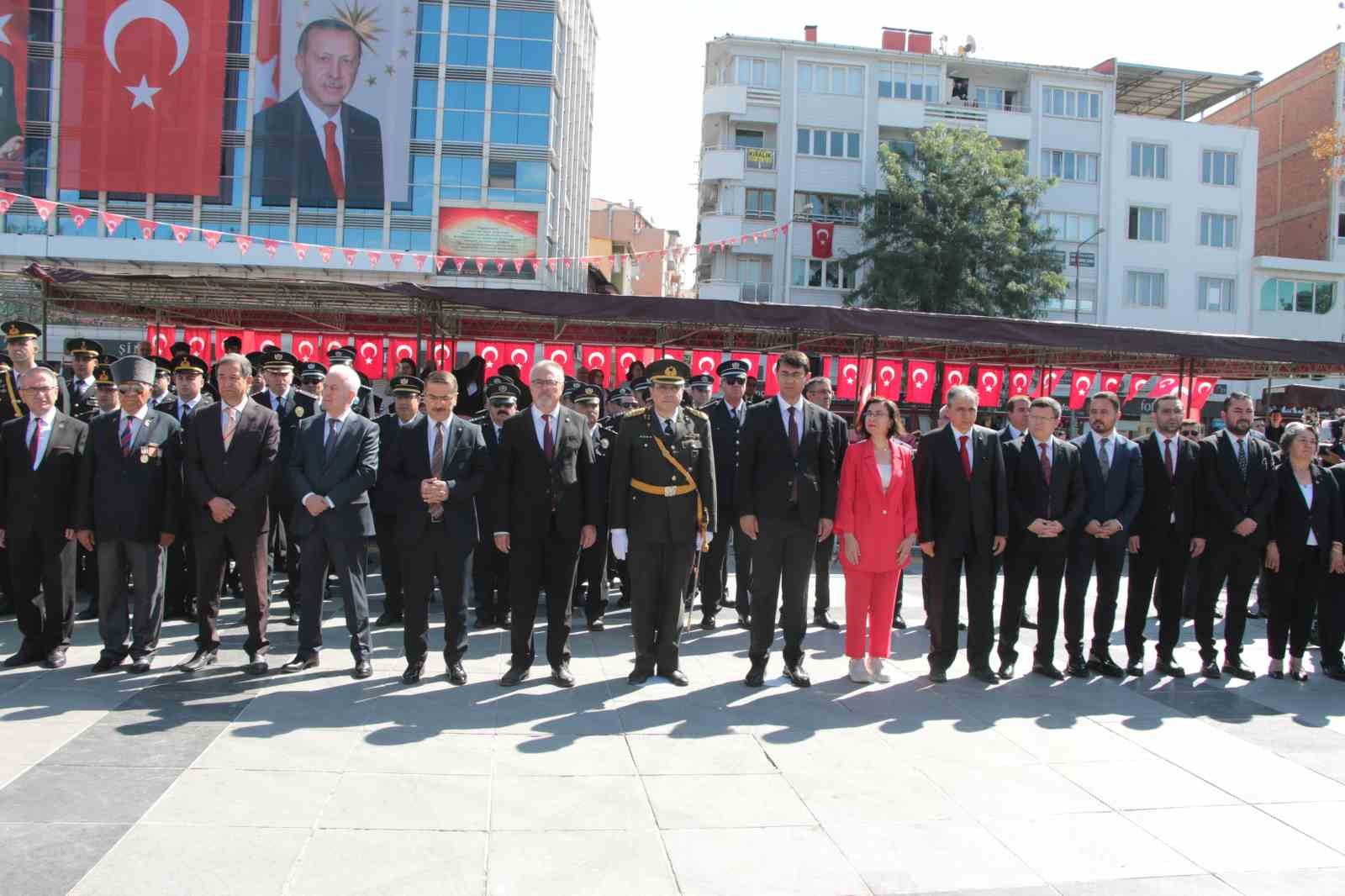 usak-ta-30-agustos-zafer-bayrami-coskuyla-kutlandi