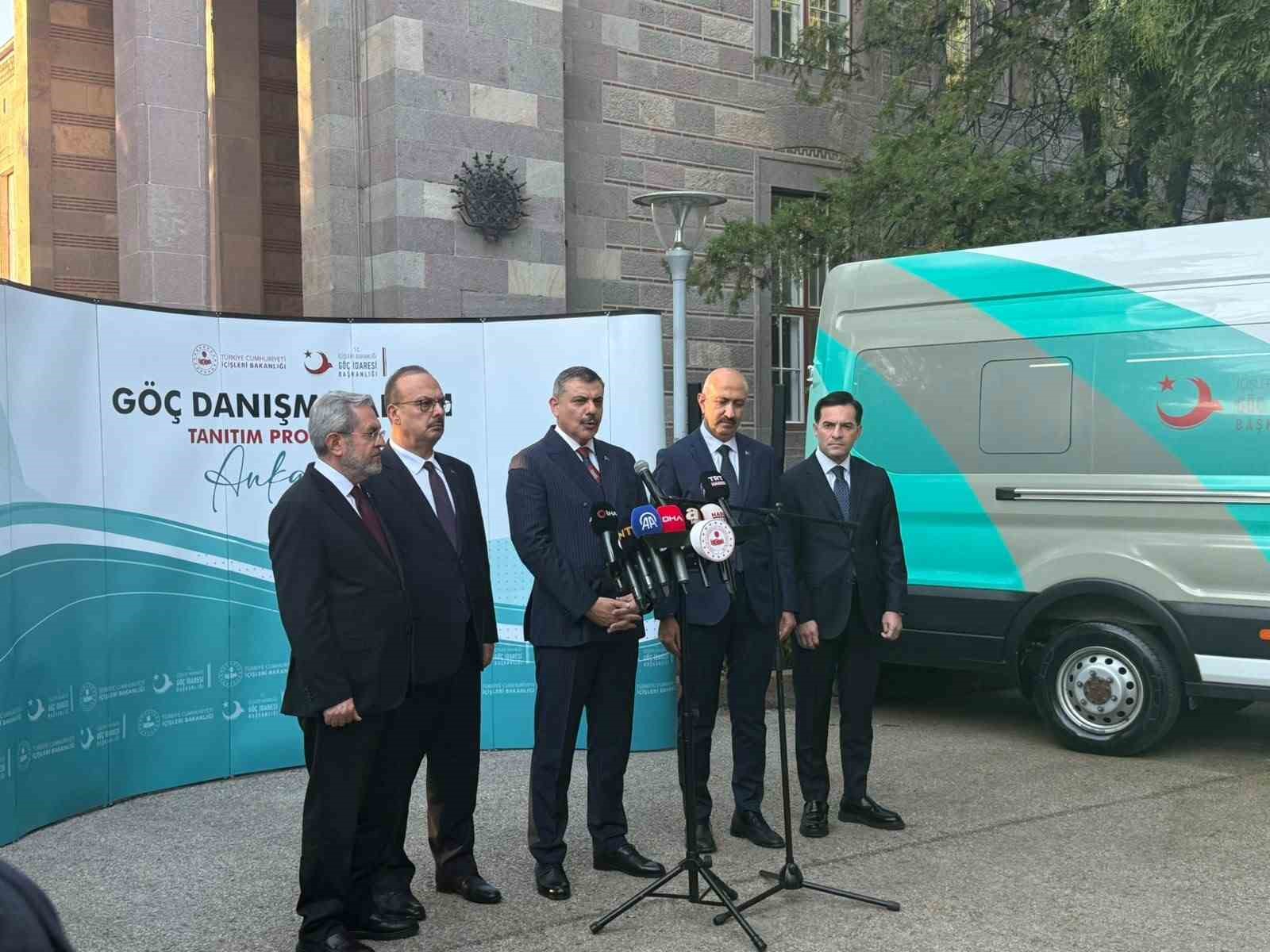icisleri-bakani-ciftci-okullardaki-bahce-gorevlilerimiz-gerektiginde-arama-yapabilsin-diye-2-bin-800-tane-el-dedektoru-dagittik