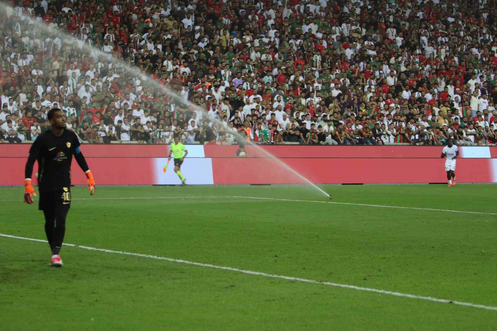 amed-sportif-faaliyetler-besiktas-maci-oynanirken-saha-sulama-sistemi-acildi