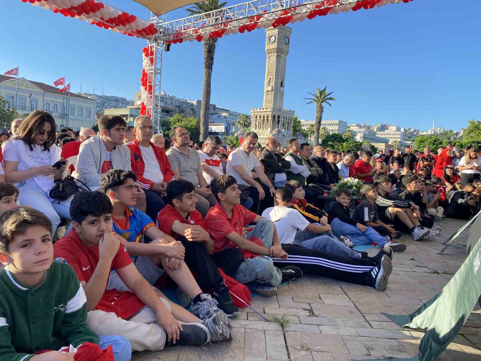 sinav-onlemleri-nedeniyle-meydanlarda-mac-yayini-etkinlikleri-iptal