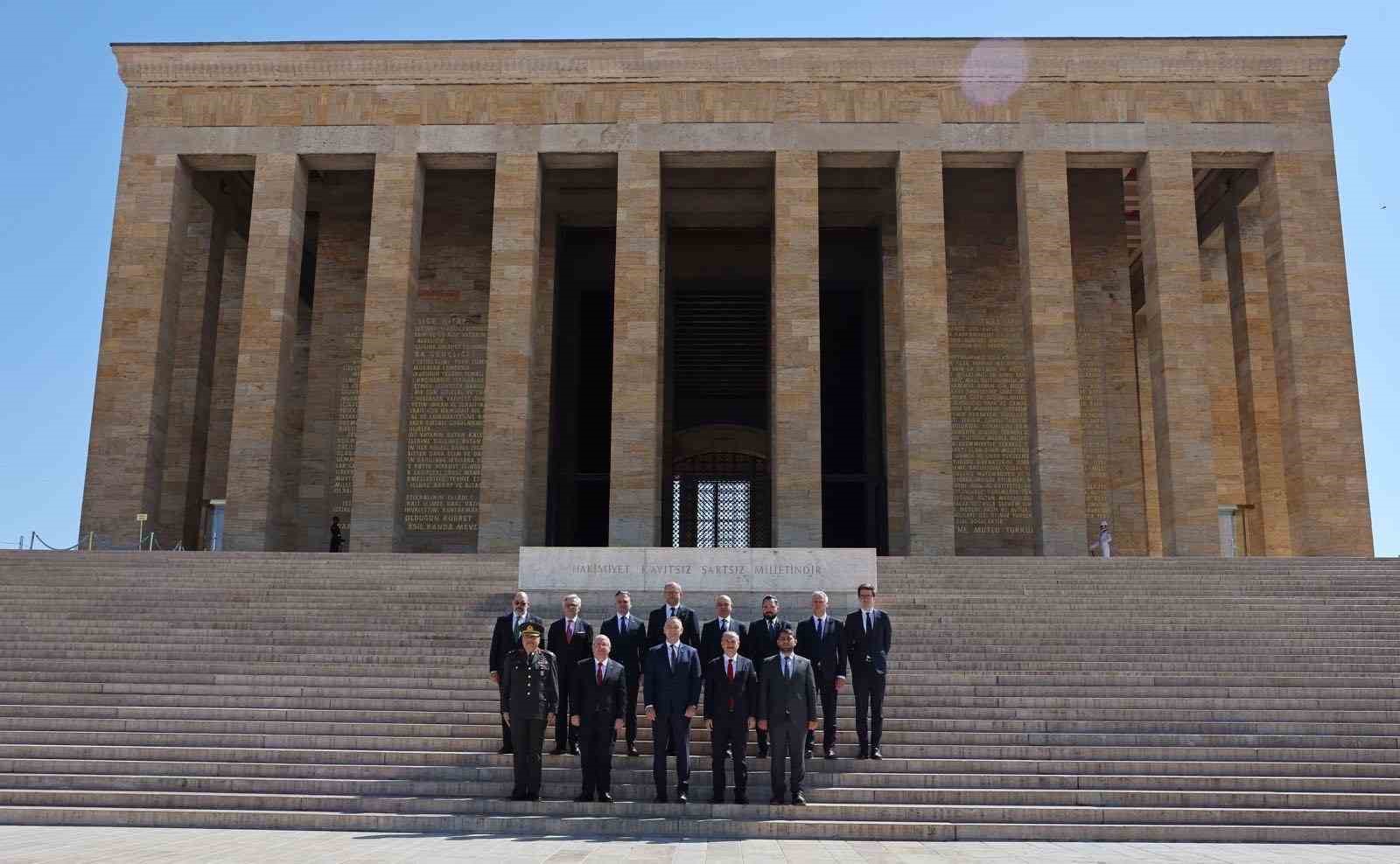 polonya-cumhurbaskani-nawrocki-anitkabir-i-ziyaret-etti