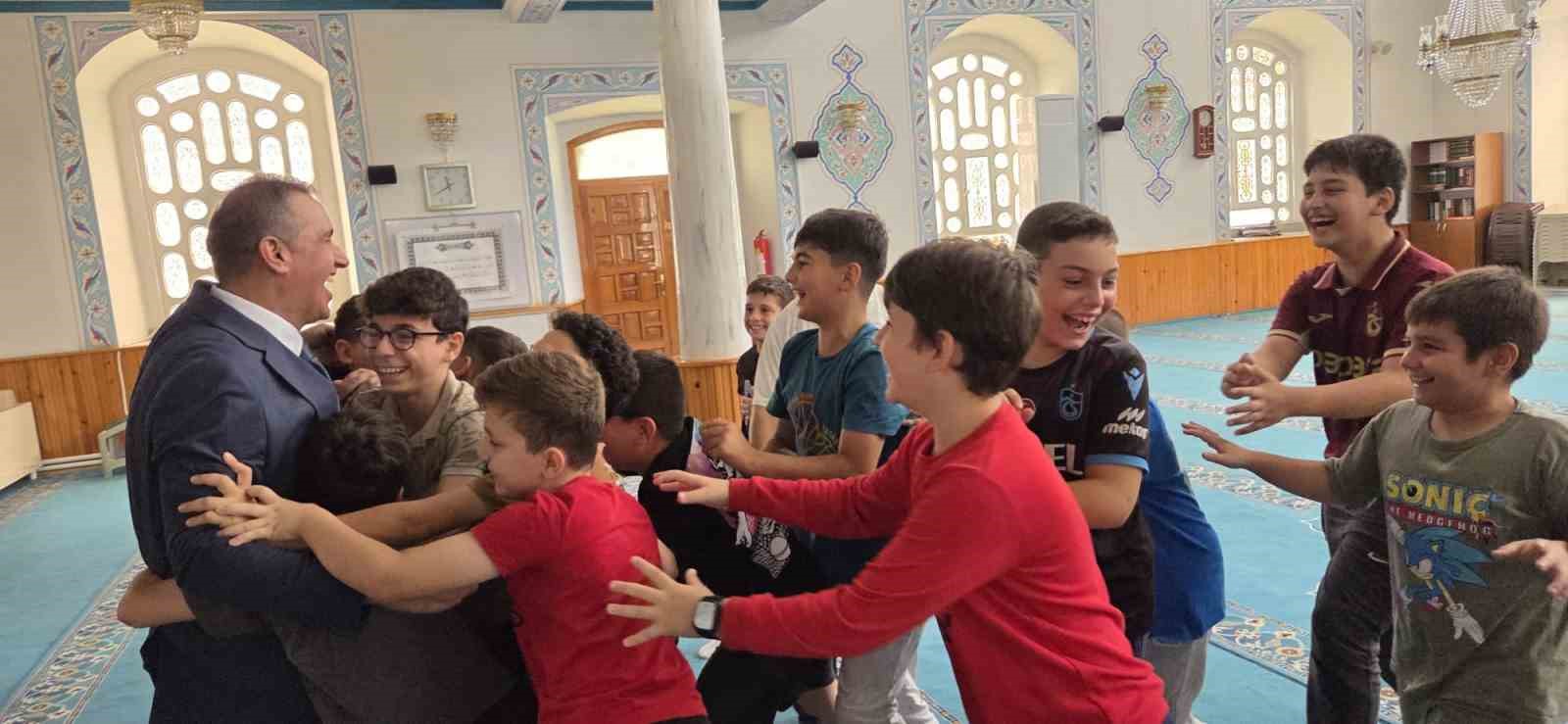 yaz-kur-an-i-kerim-kursu-nu-bitiren-miniklere-trabzonspor-formasi-hediye-edildi