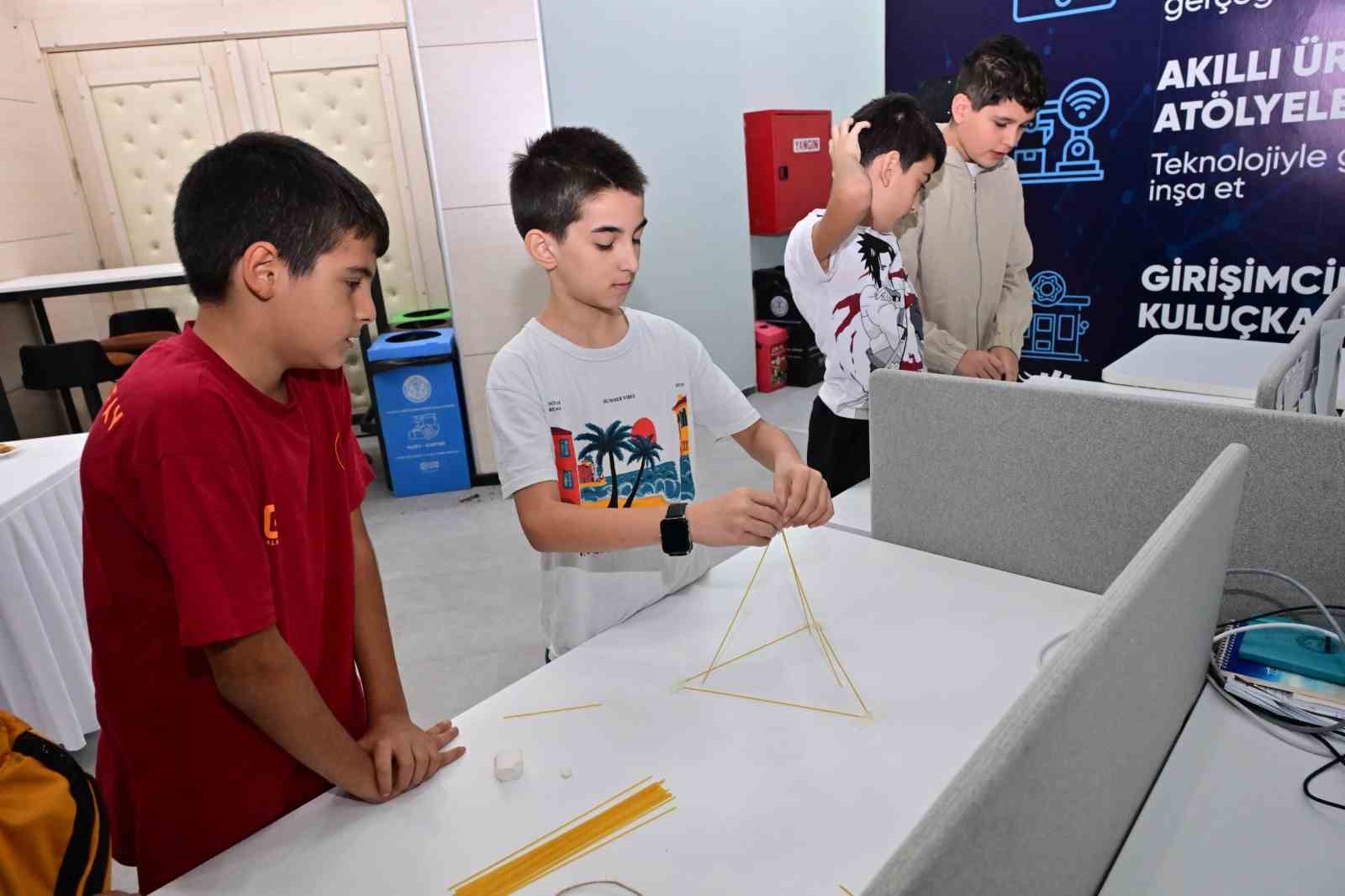 akademi-manisa-da-genclere-robotik-ve-muhendislik-deneyimi