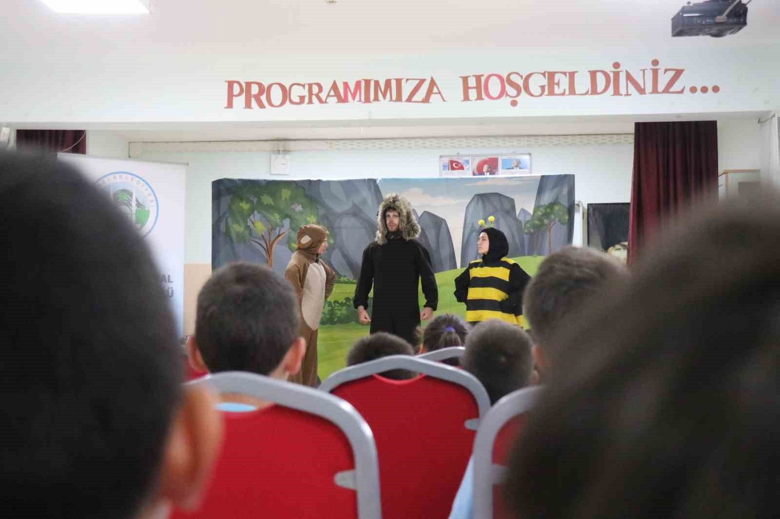32-okulda-5-bin-ogrenciye-akran-zorbaligina-karsi-tiyatrolu-egitim-verildi