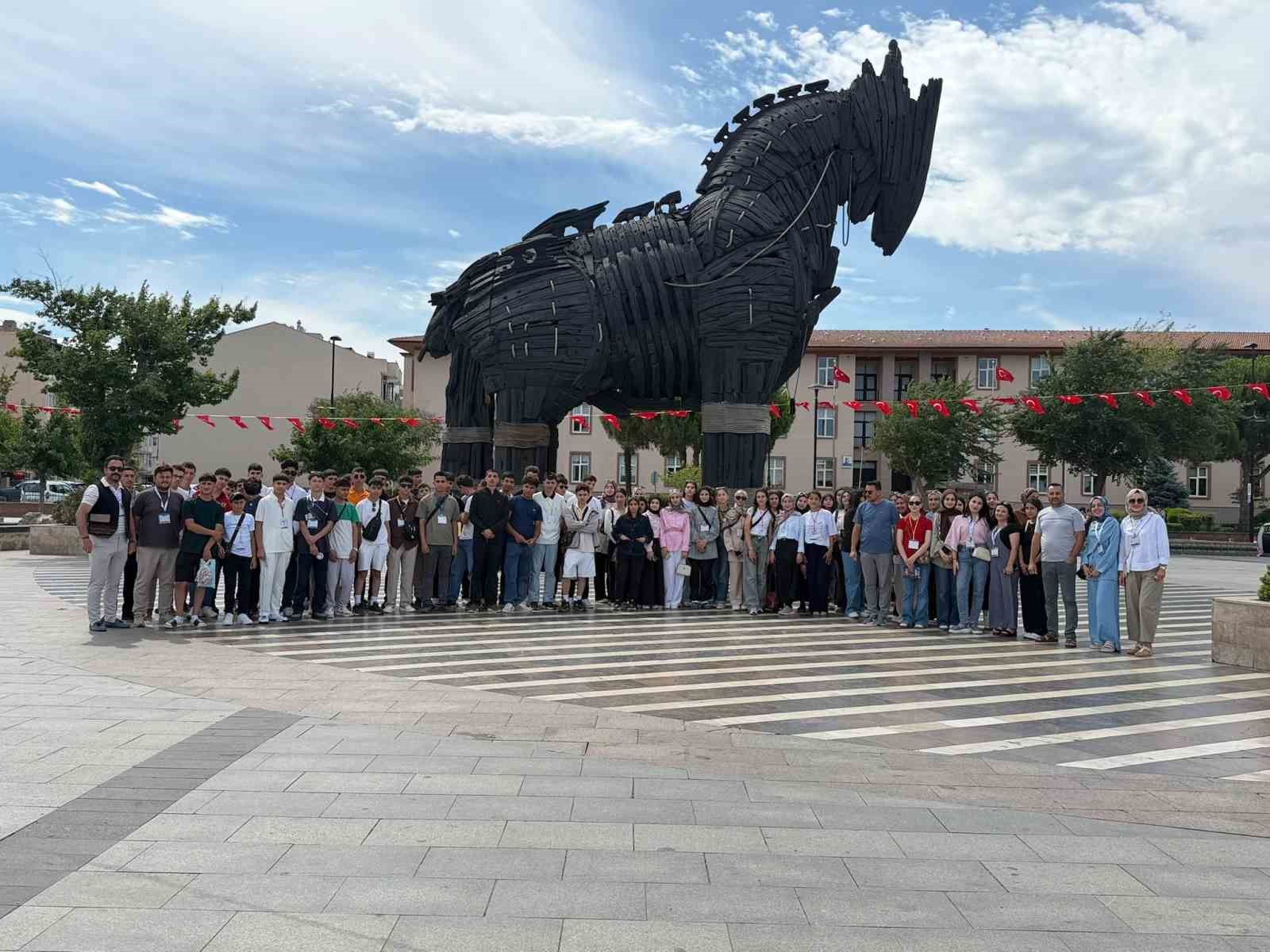 agrili-ogrencilerin-1071-ruhundan-turkiye-yuzyili-vizyonuna-egitim-yolculugu-suruyor