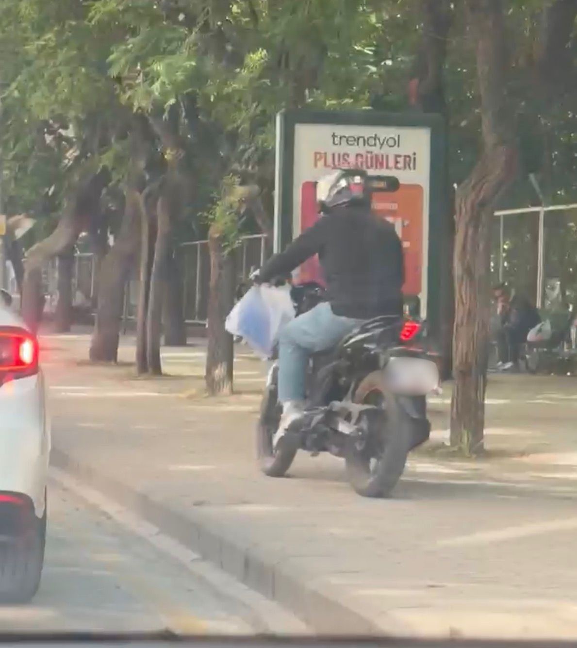trafigi-beklememek-icin-kaldirimdan-yoluna-devam-etti