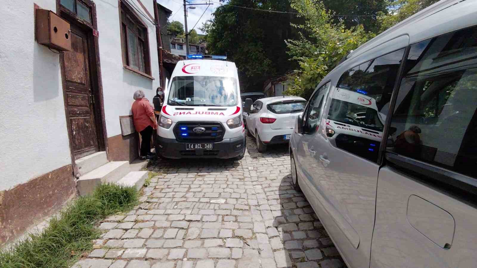 bolu-da-park-edilen-araclardan-ambulans-sokaga-giremedi-saglik-ekipleri-hastaya-yurumek-zorunda-kaldi