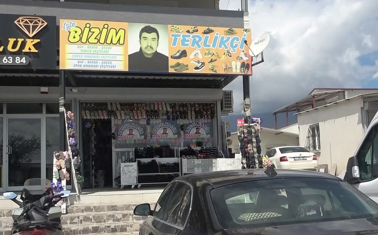 depremde-esini-kaybeden-esnaf-musterileri-kendisini-tanisin-diye-vesikalik-fotografini-is-yerinin-onune-asti