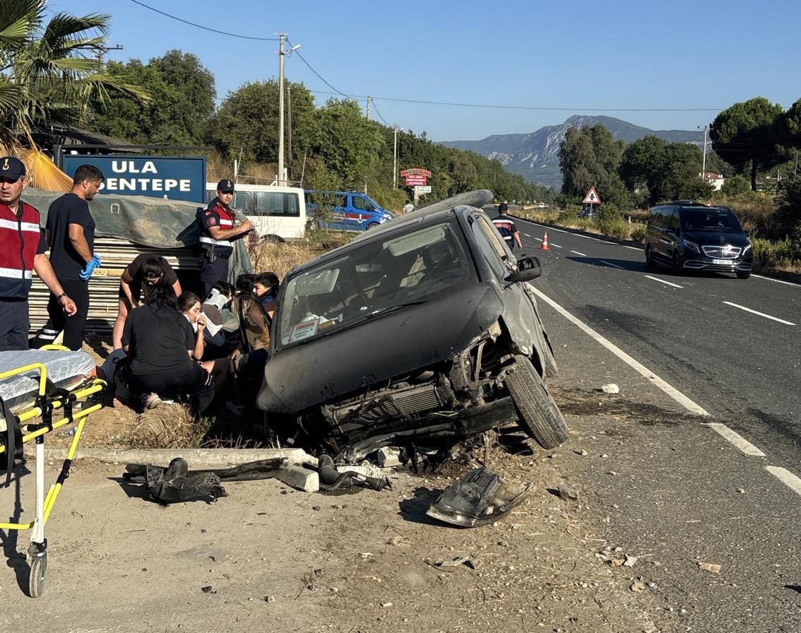 mugla-da-arac-yoldan-cikti-1-i-cocuk-7-yarali