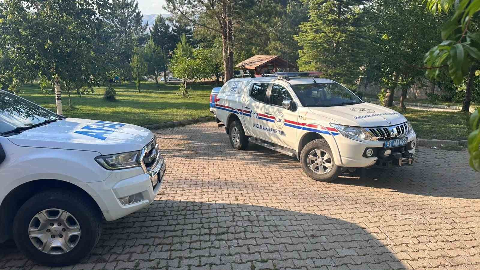 aladaglar-da-tirmanis-sirasinda-dusen-ingiliz-dagci-icin-helikopterli-kurtarma-operasyonu