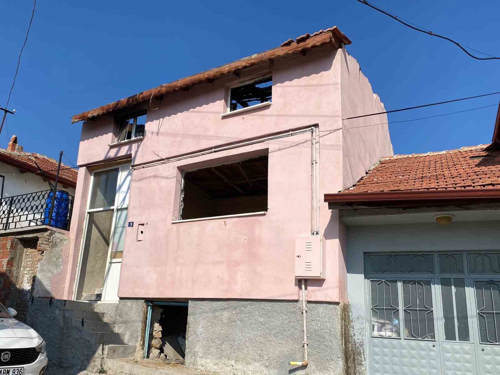 usak-ta-metruk-yapilar-yikiliyor