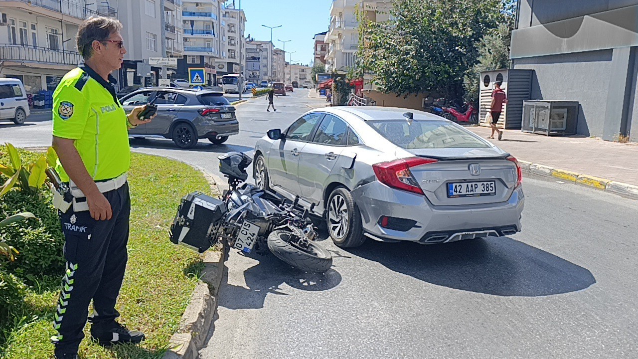 motosiklet-otomobile-yandan-carpti-1-yarali