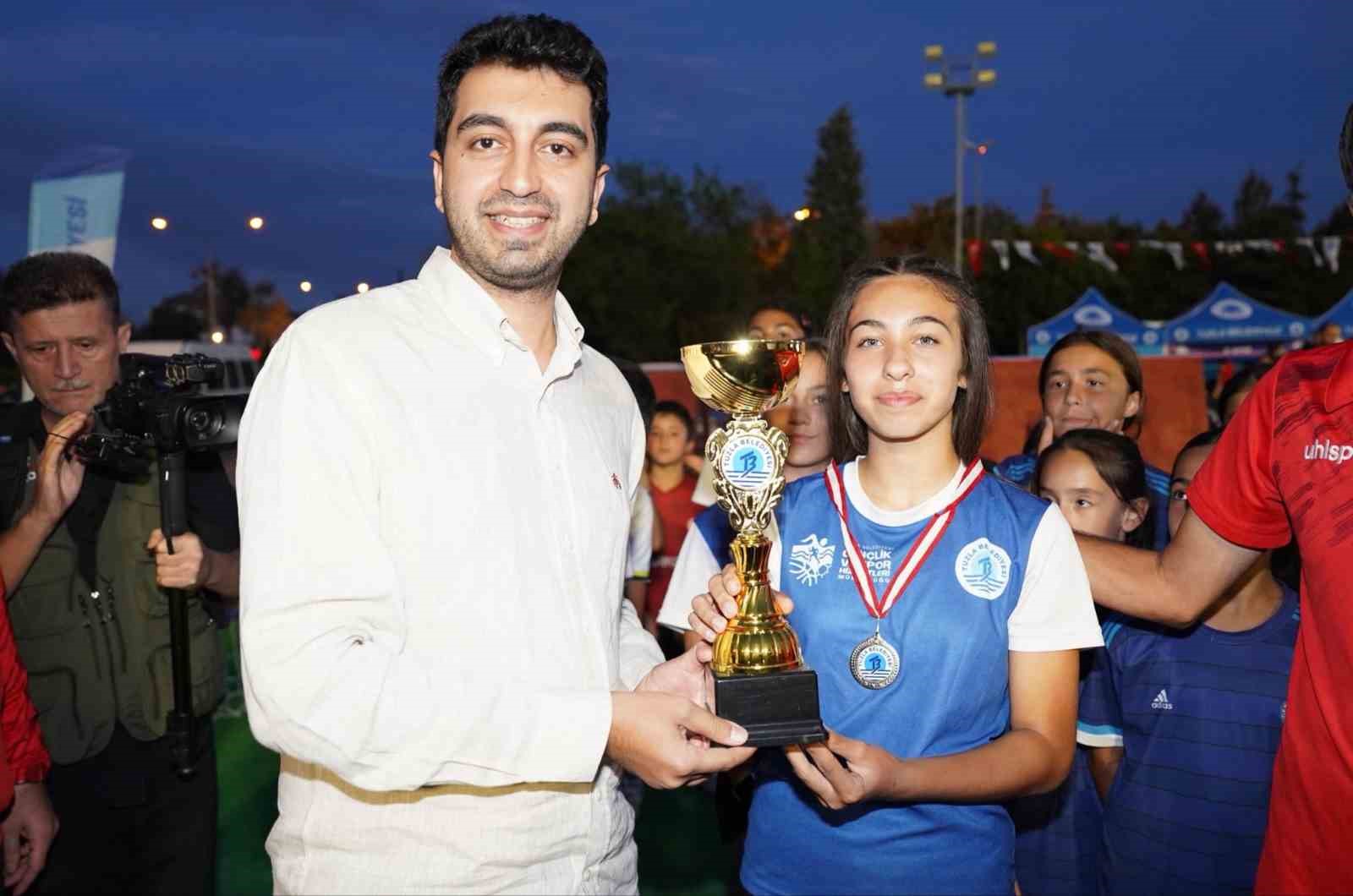 tuzla-da-yaz-spor-okullari-coskuyla-tamamlandi
