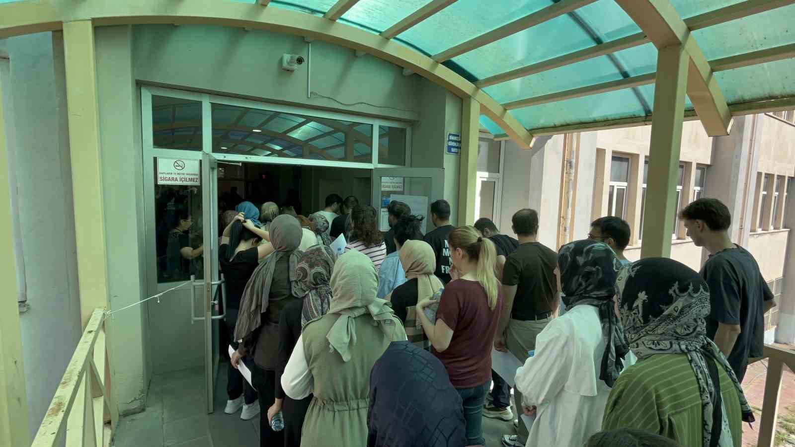 hastanede-tedavi-gordugu-yatagindan-kalkti-kizina-destek-olmak-icin-sinav-merkezine-gitti