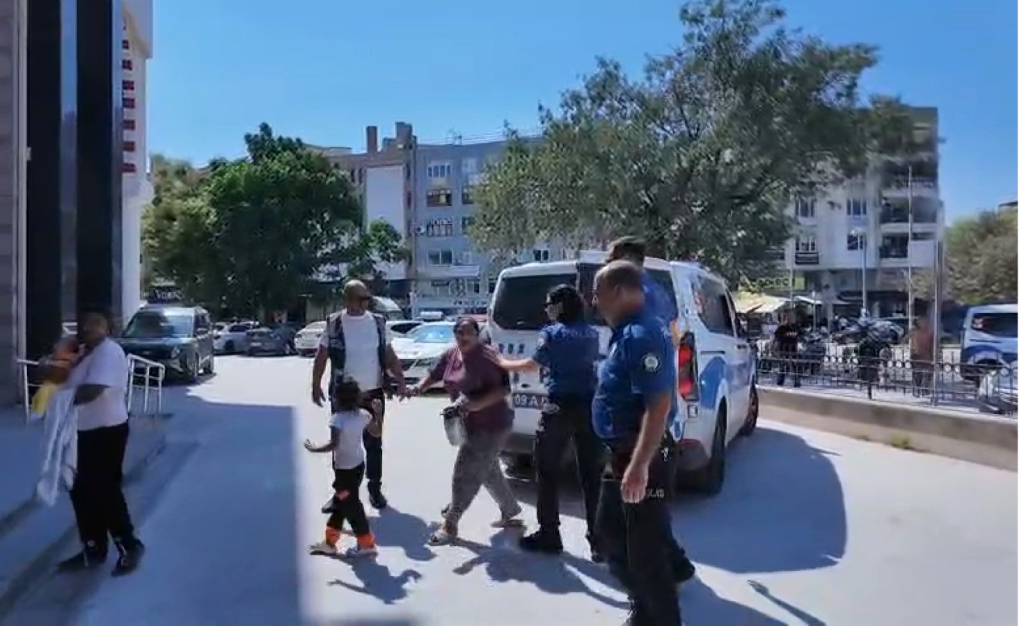 kusadasi-nda-zabita-memurunu-darbeden-2-kadin-dilenci-tutuklandi