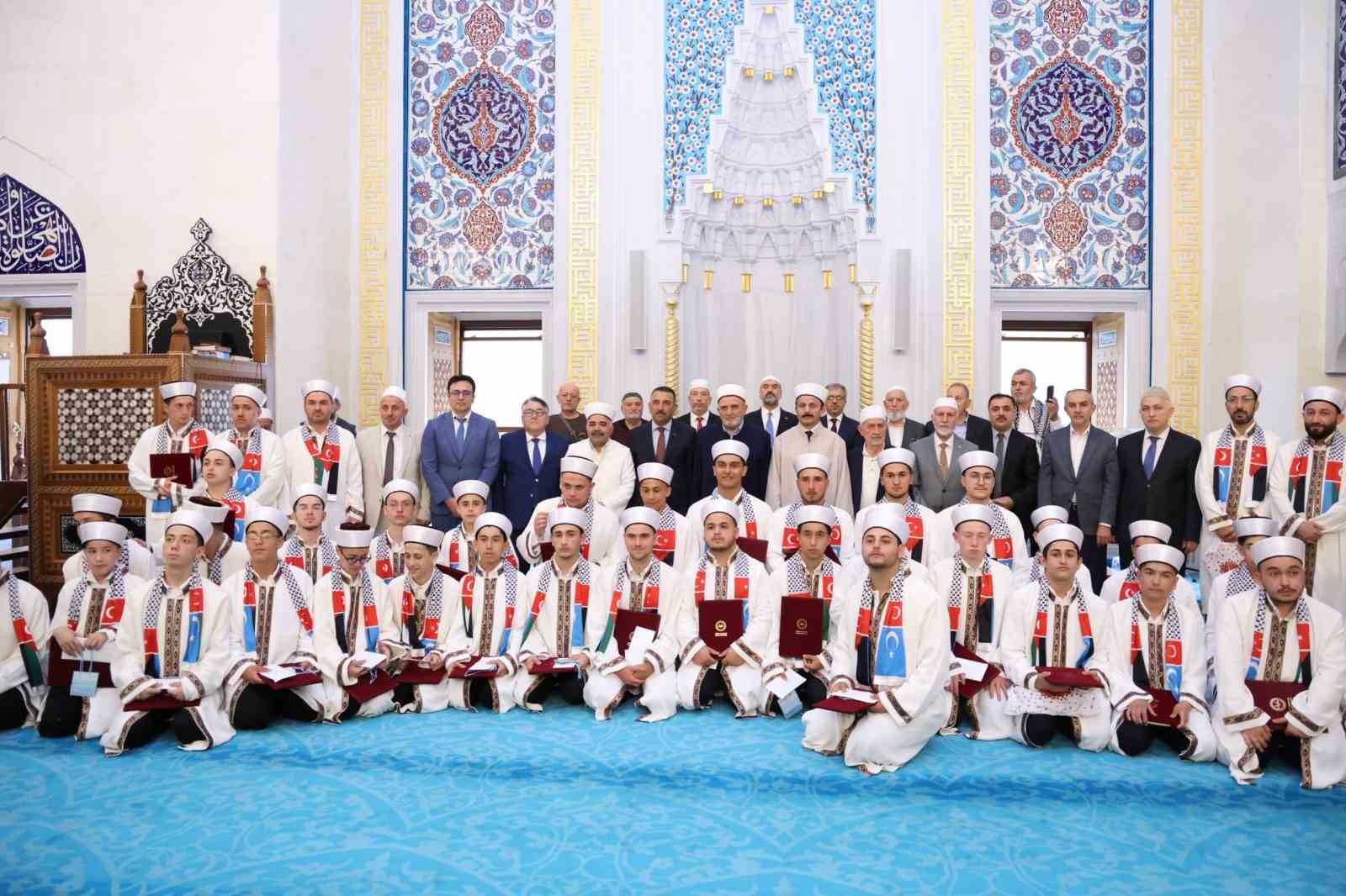 rektor-ozolcer-hafizlik-icazet-merasimi-nde-genc-hafizlarin-sevincine-ortak-oldu