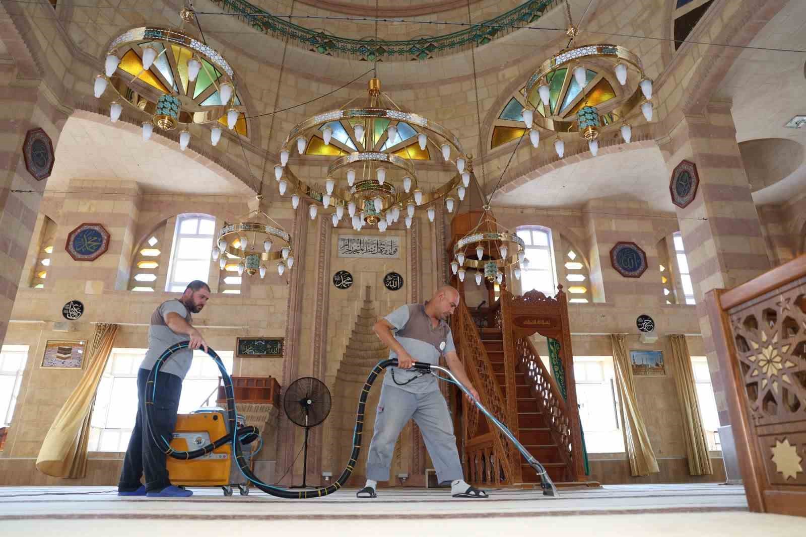 akdeniz-de-ibadethaneler-duzenli-olarak-dezenfekte-ediliyor