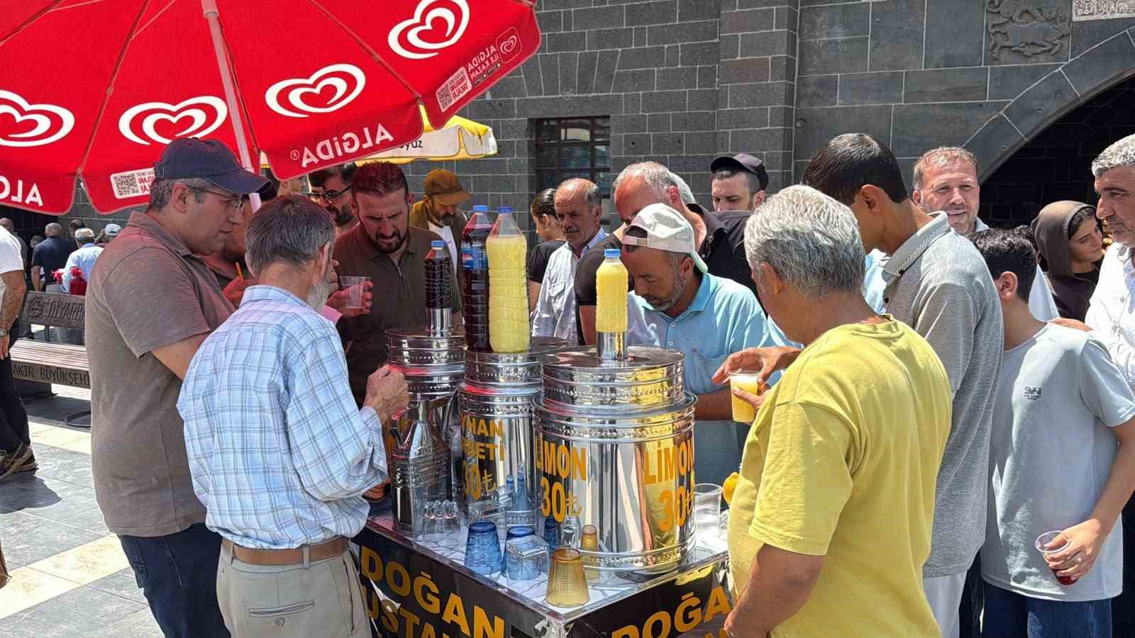 diyarbakir-da-cuma-gelenegi-yillardir-suruyor