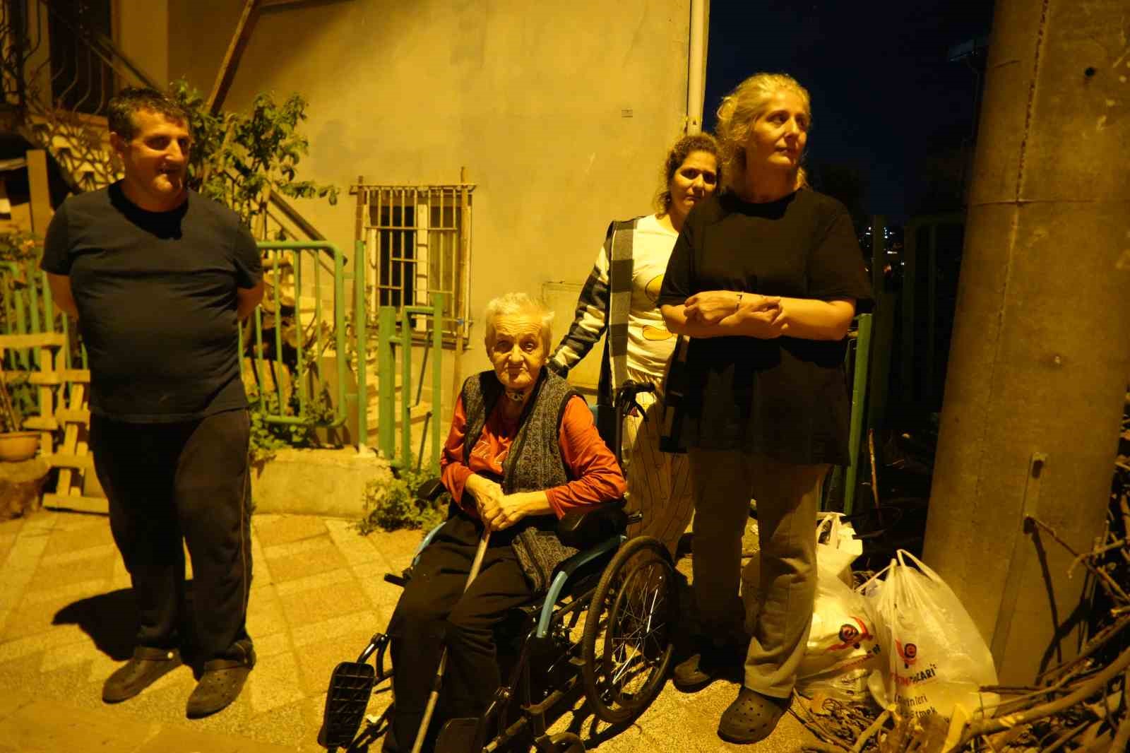 mutfak-tavanindan-siva-dustu-5-kisilik-aile-tahliye-adildi