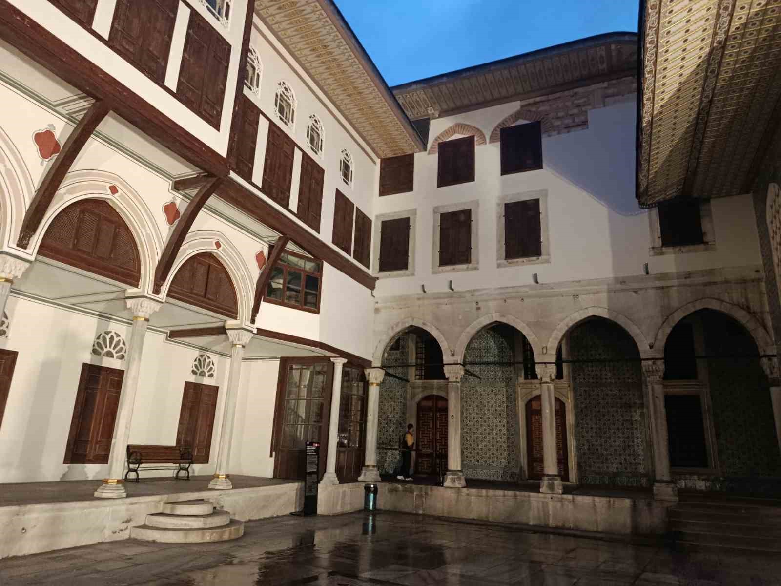 topkapi-sarayi-gece-turlariyla-ziyaretcilerine-kapilarini-acti