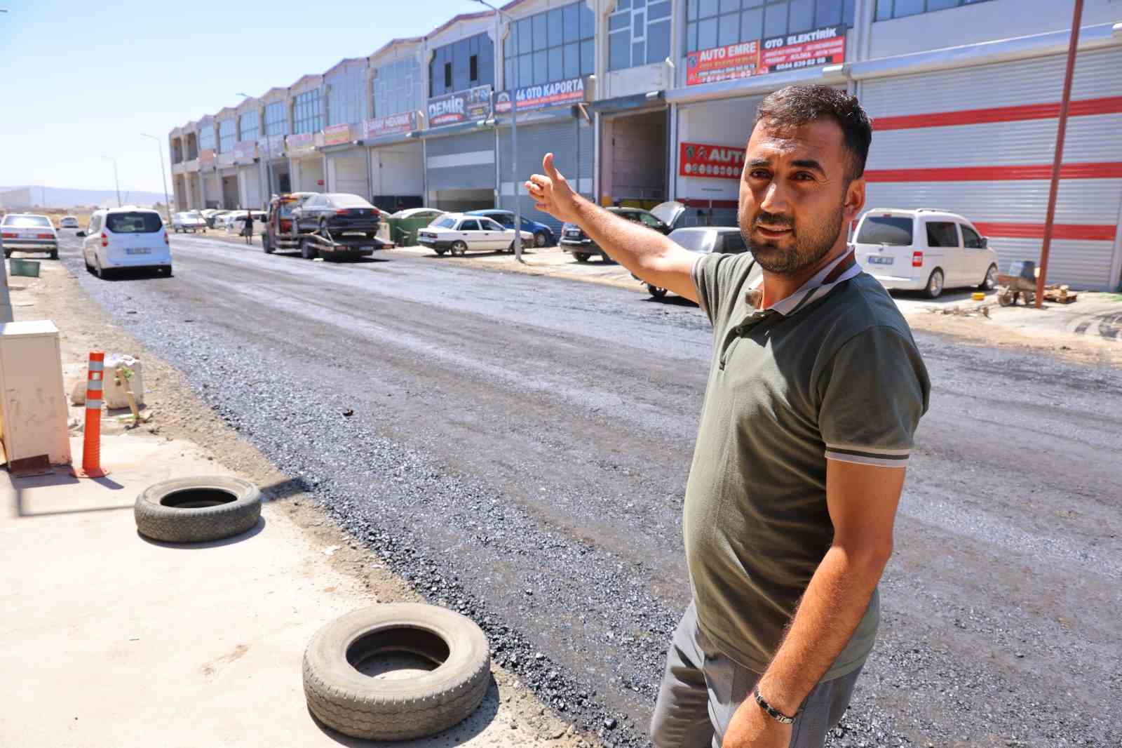 ilce-belediyesinin-sorumlulugundaki-yollar-esnafin-magduriyeti-uzerine-kahramanmaras-buyuksehir-belediyesi-tarafindan-yapiliyor