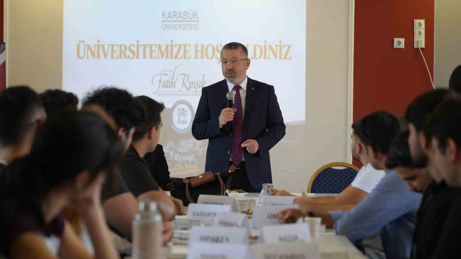 rektor-kirisik-yeni-donemin-ilk-gununde-ogrencilerle-bulustu