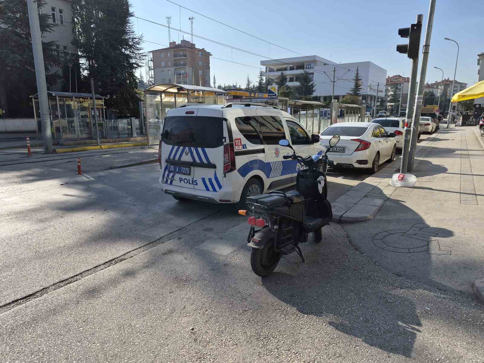 elektrikli-bisiklet-ile-carpisan-otomobil-olay-yerinden-kacti