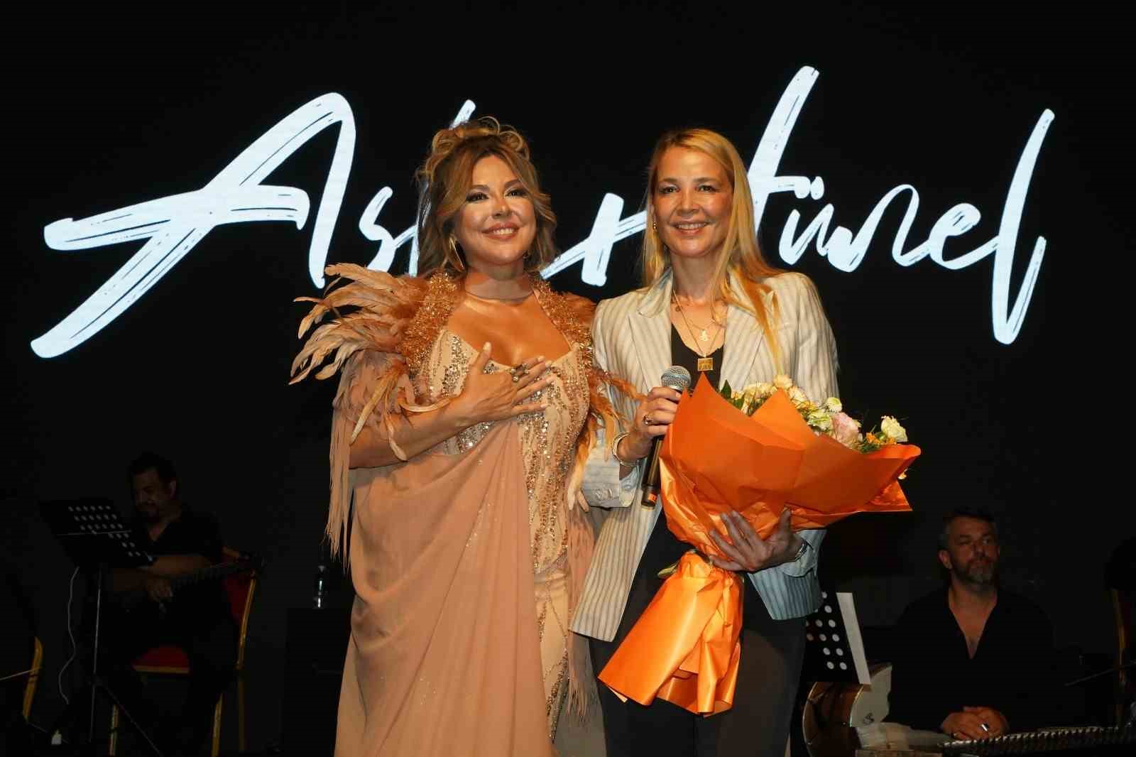 asli-hunel-den-bursa-da-muzik-ziyafeti