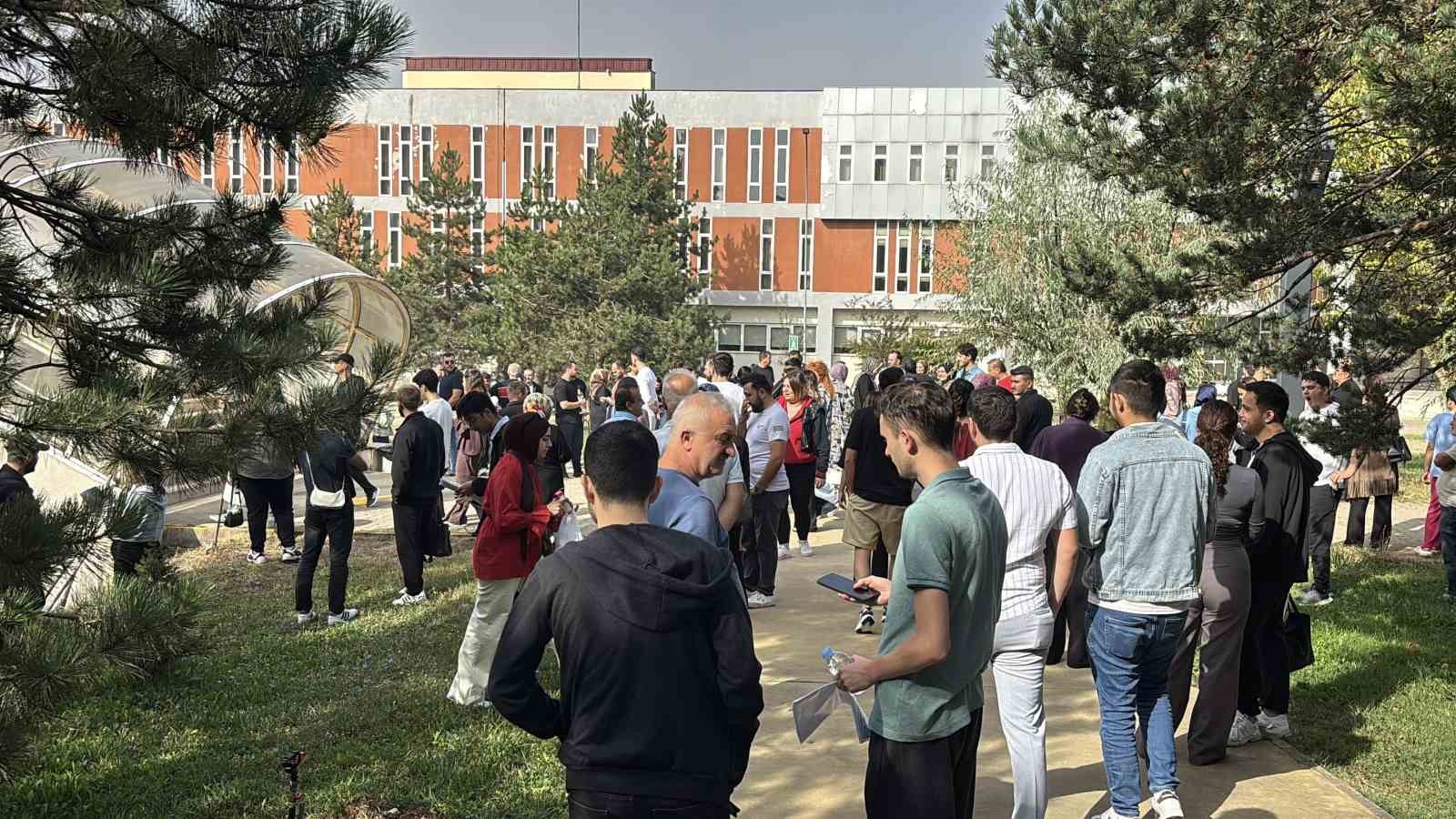 bolu-da-binlerce-memur-adayi-kpss-de-ter-doktu
