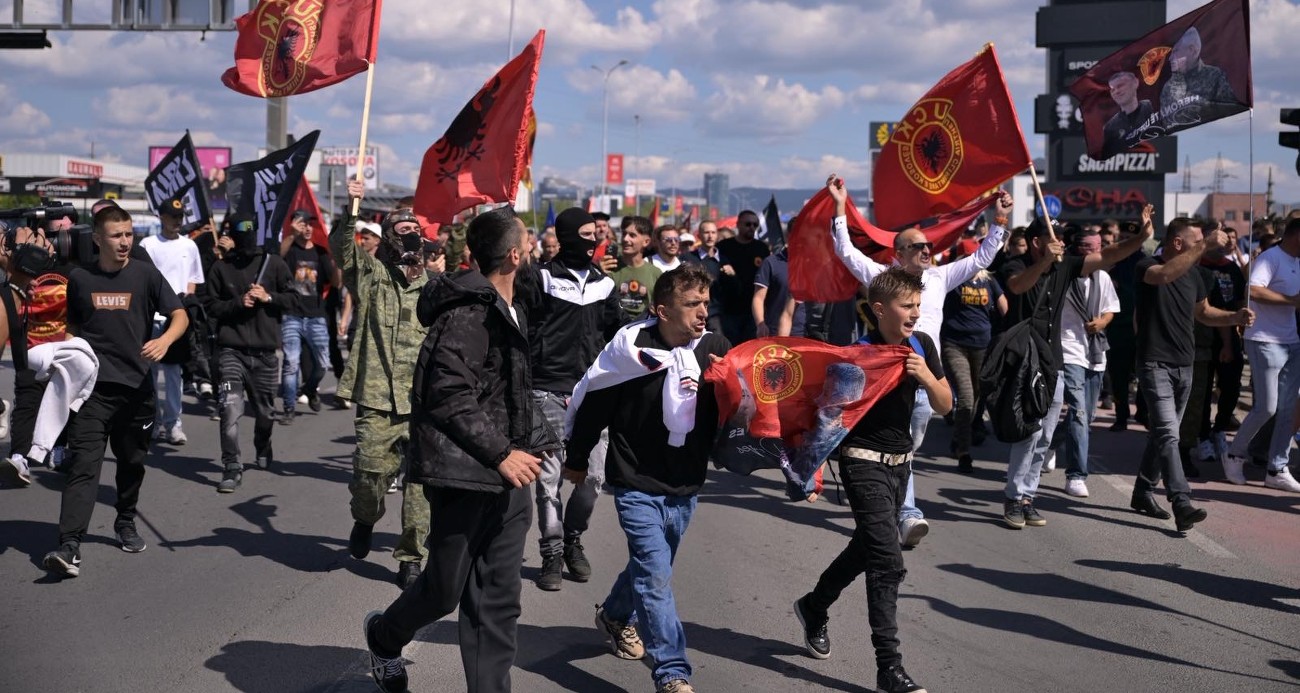 kosovalilar-eski-cumhurbaskani-thaci-nin-mahkumiyeti-sonrasi-lahey-de-polisle-catisti