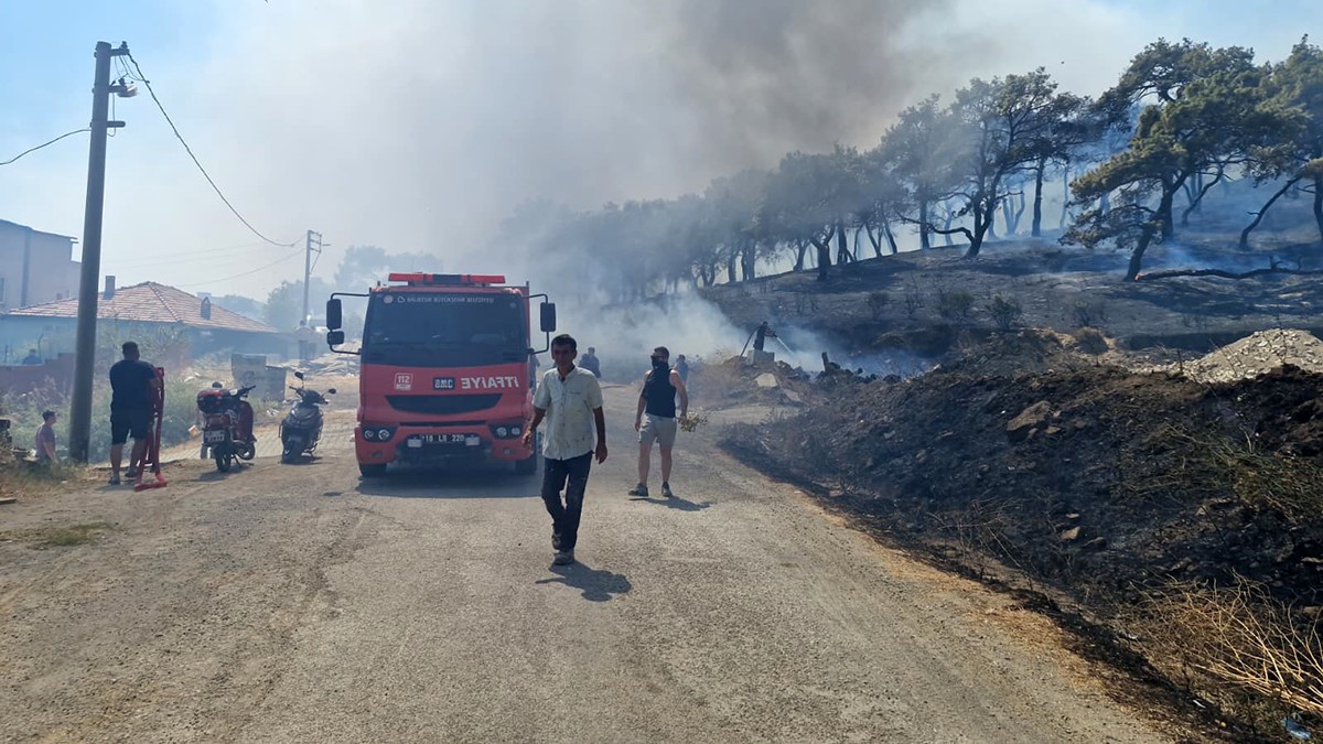 kazdaglari-eteklerinde-yangina-9-ucak-6-helikopter-ile-mudahale-ediliyor