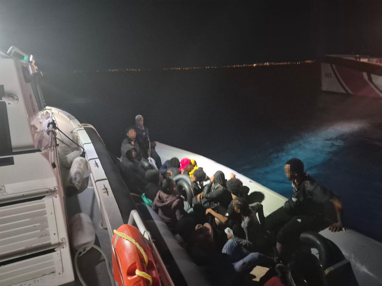izmir-aciklarinda-hareketli-lastik-bot-durduruldu-14-duzensiz-gocmen-yakalandi