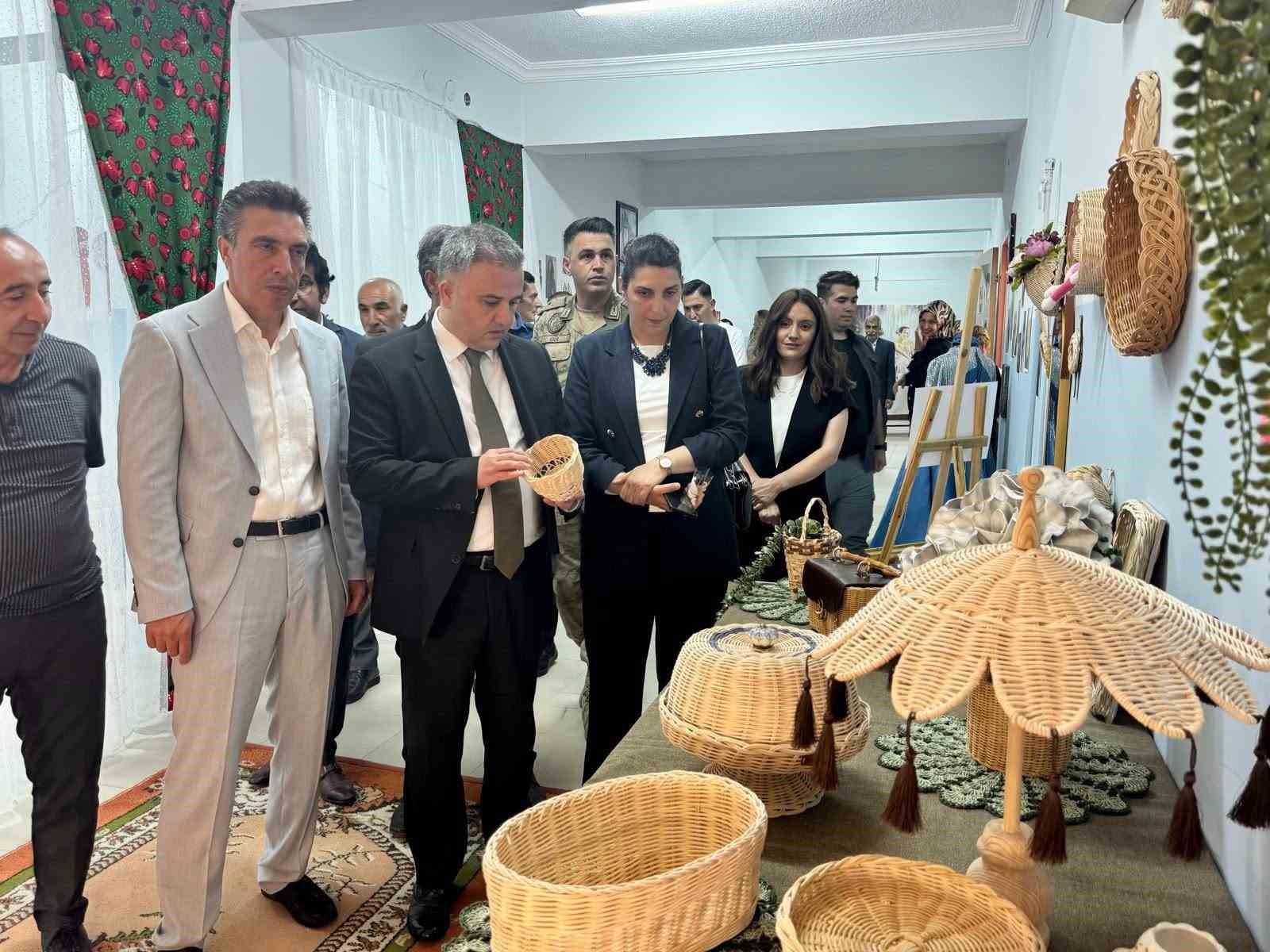 uzumlu-de-halk-egitim-kursiyerlerinin-el-emegi-eserleri-sergilendi