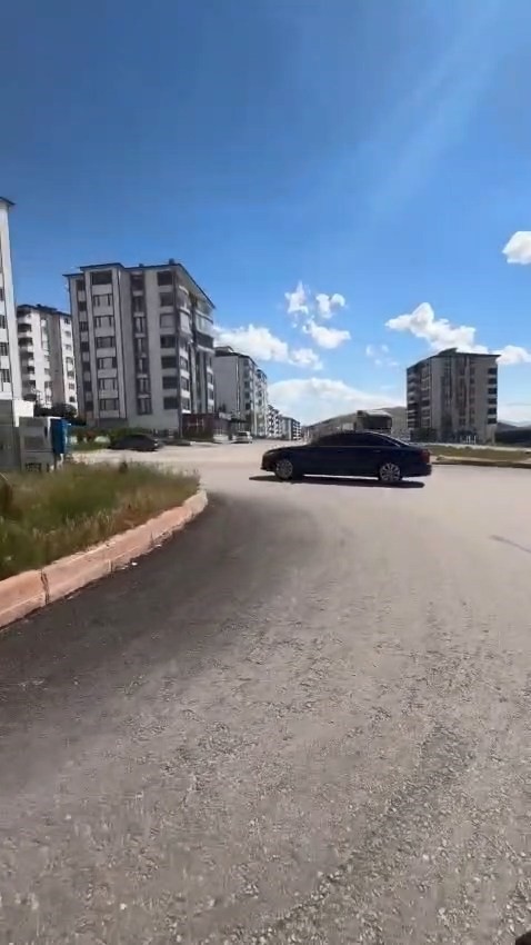 elazig-da-surucu-plakasini-kapatarak-drift-yapti