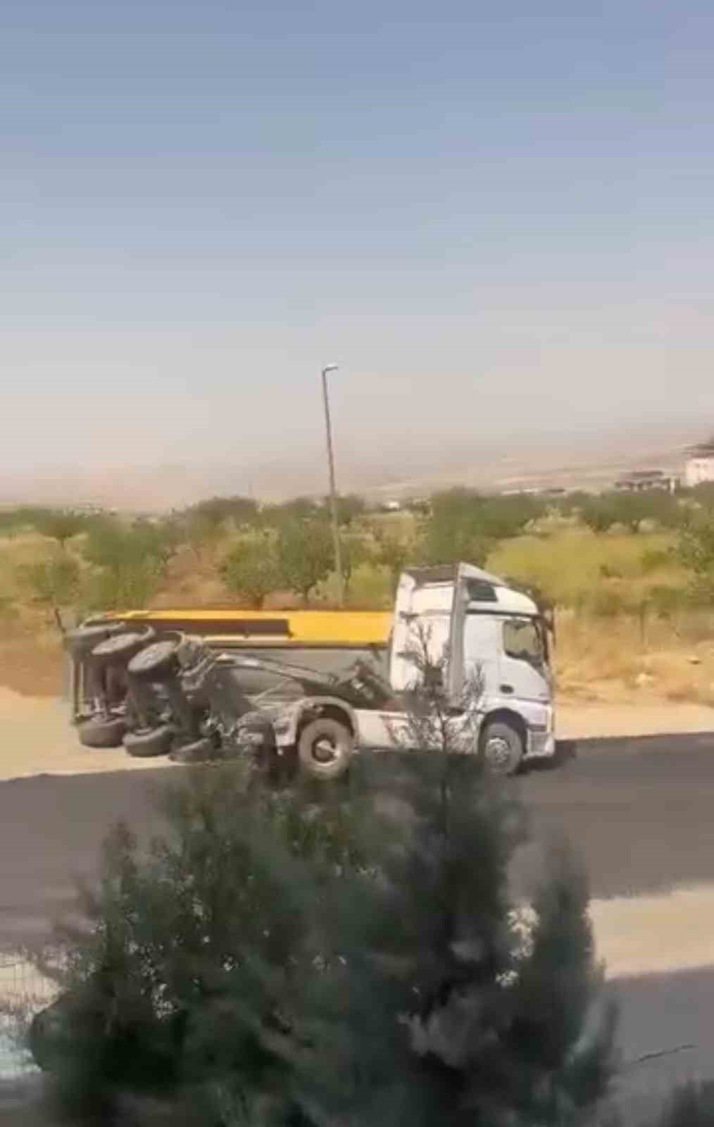 siirt-te-kum-yuklu-bir-kamyon-devrildi