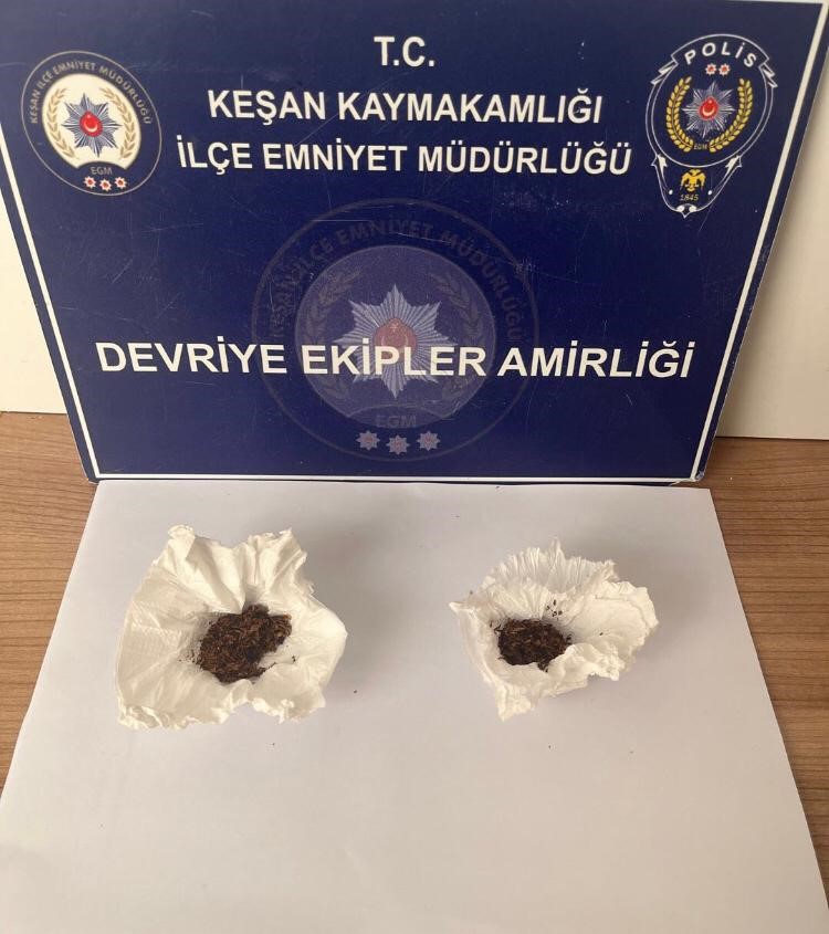 kesan-da-polisin-durdurdugu-5-supheliden-uyusturucu-madde-ele-gecirildi