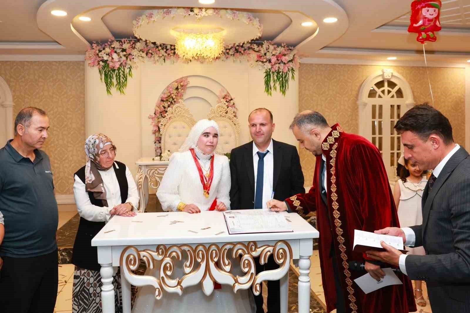 kahramanmaras-ta-sevgi-engel-tanimadi-gorme-engelli-iki-ogretmen-dunyaevine-girdi