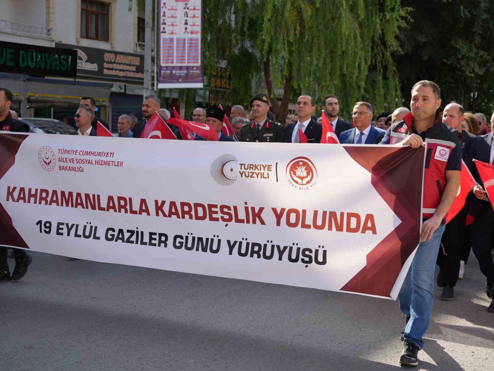 igdir-da-kahramanlarla-kardeslik-yolunda-yuruyusu-duzenlendi