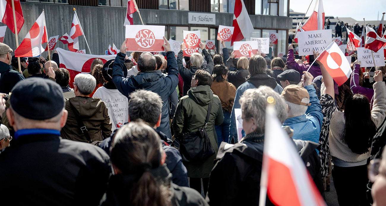 gronland-daki-yeni-abd-konsoloslugu-onunde-protesto
