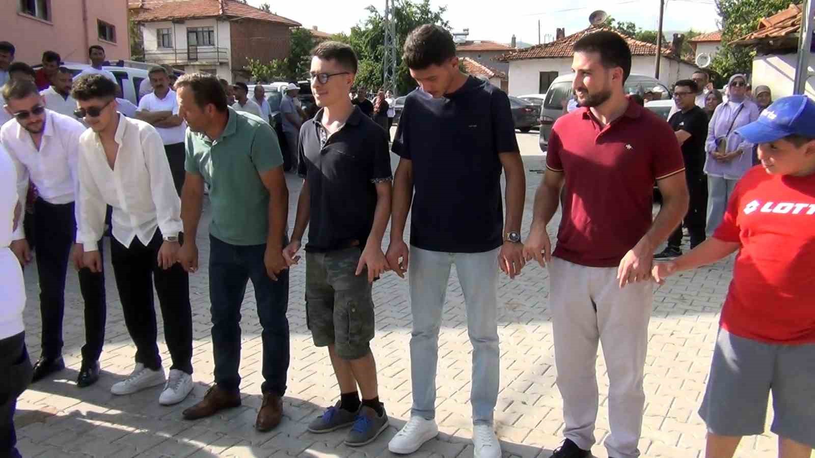 corum-da-dugune-italyan-damgasi-iki-italyan-halay-cekip-ciftetelli-oynadilar
