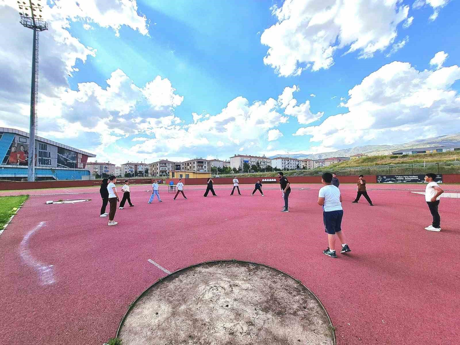 erzincan-da-gsb-yaz-spor-okullari-760-sporcuyu-yaz-tatilinde-sporla-bulusturuyor