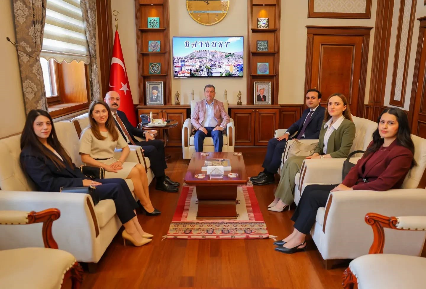 vali-eldivan-atamasi-cikan-yargi-mensuplarini-agirladi