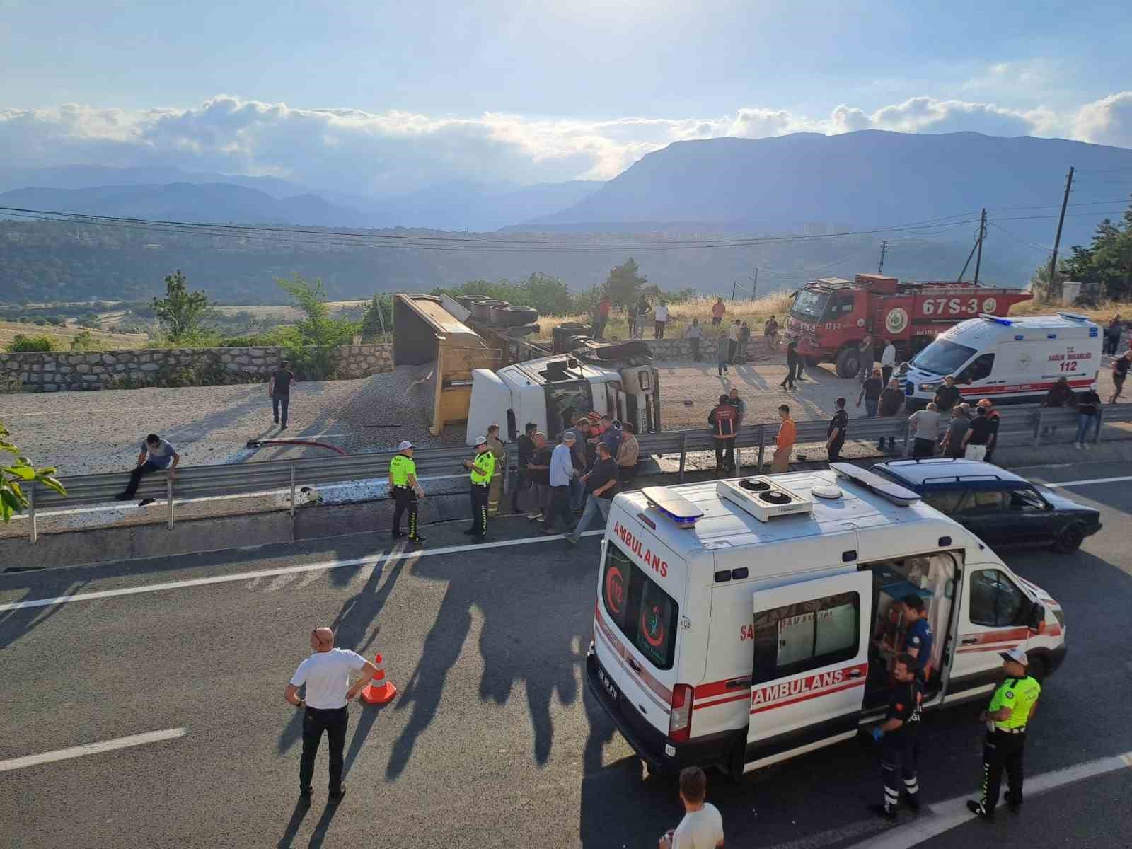 devrilen-cakil-yuklu-tir-alev-aldi-1-yarali