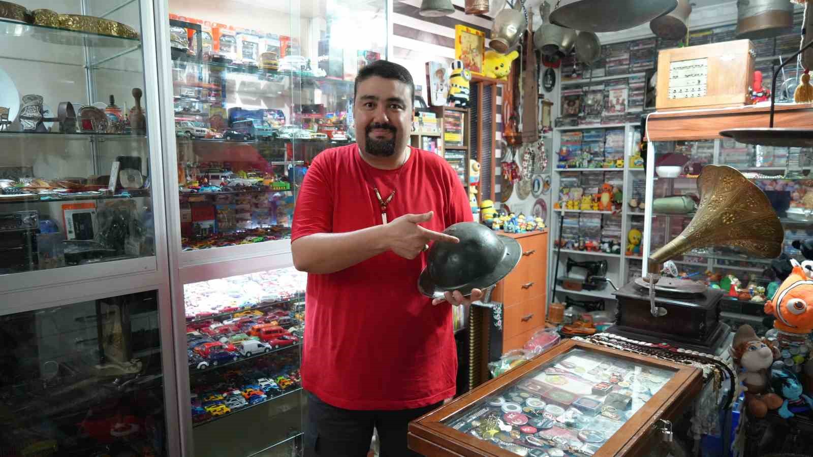 30-yildir-topladigi-koleksiyonu-icin-evinin-bir-odasini-muzeye-donusturdu
