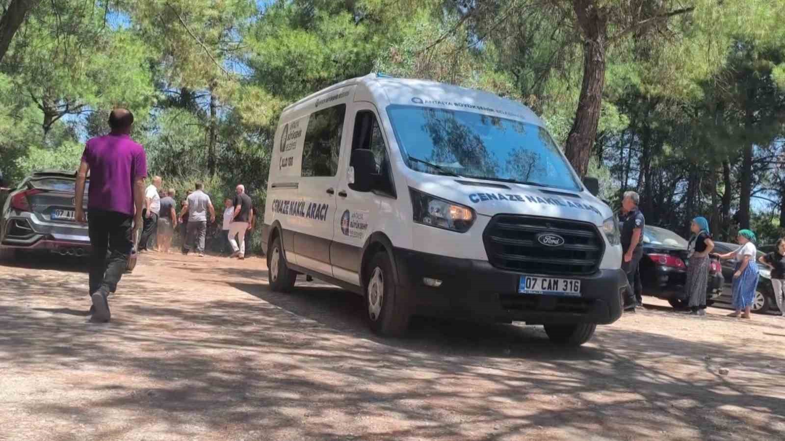 antalya-da-ormanlik-alanda-bir-kisinin-cansiz-bedeni-bulundu